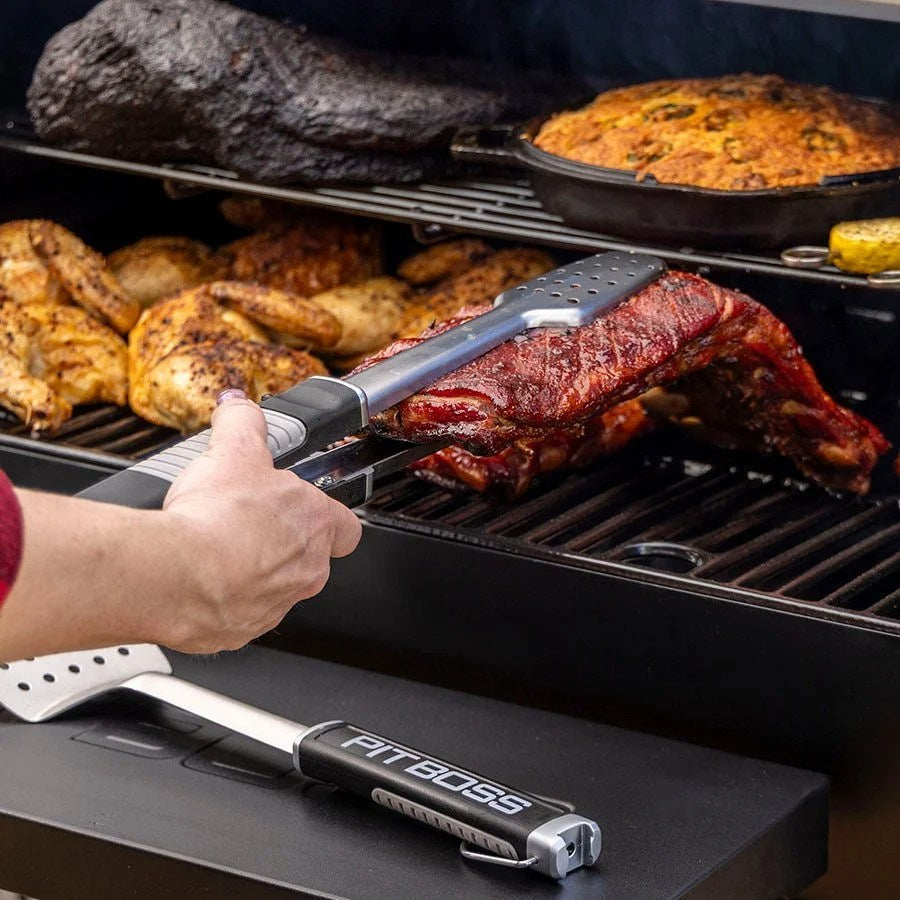 Casavibeo Pit Boss Sportsman 850 pellet grill with stainless steel exterior and four cooking racks, ideal for outdoor grilling and smoking.